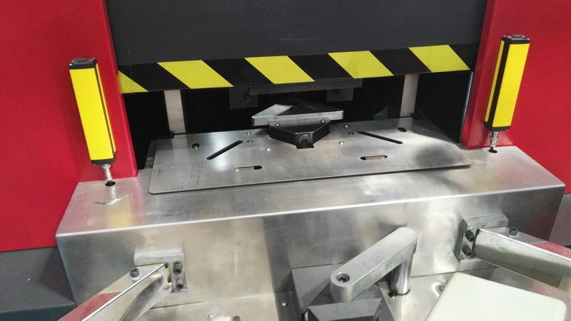 لوحة الفولاذ / صندوق زاوية تشكيل CNC الزاوية السابقة آلة الانحناء زاوية 90 درجة