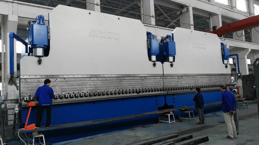 أوتوماتيكي 1300T CNC التانديم الفرامل الهيدروليكية الفرامل 415V / 50Hz طول الانحناء 20 متر
