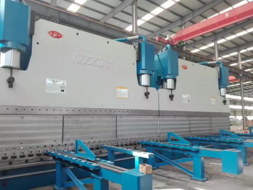 أوتوماتيكي 1300T CNC التانديم الفرامل الهيدروليكية الفرامل 415V / 50Hz طول الانحناء 20 متر