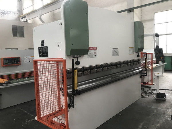 125T قوة CNC الفرامل الهيدروليكية للضغط WE67K125/3200 لصناعة المعادن