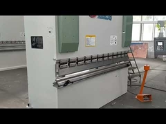 آلة ثني الصفائح المعدنية باستخدام مكبس CNC