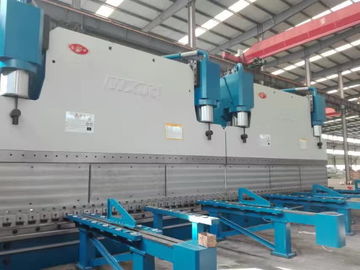 أوتوماتيكي 1300T CNC التانديم الفرامل الهيدروليكية الفرامل 415V / 50Hz طول الانحناء 20 متر